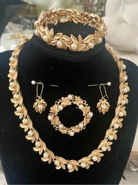 Avon Vintage 70s Gold-Tone Pearl Laurel Leaf Necklace Four Piece Set